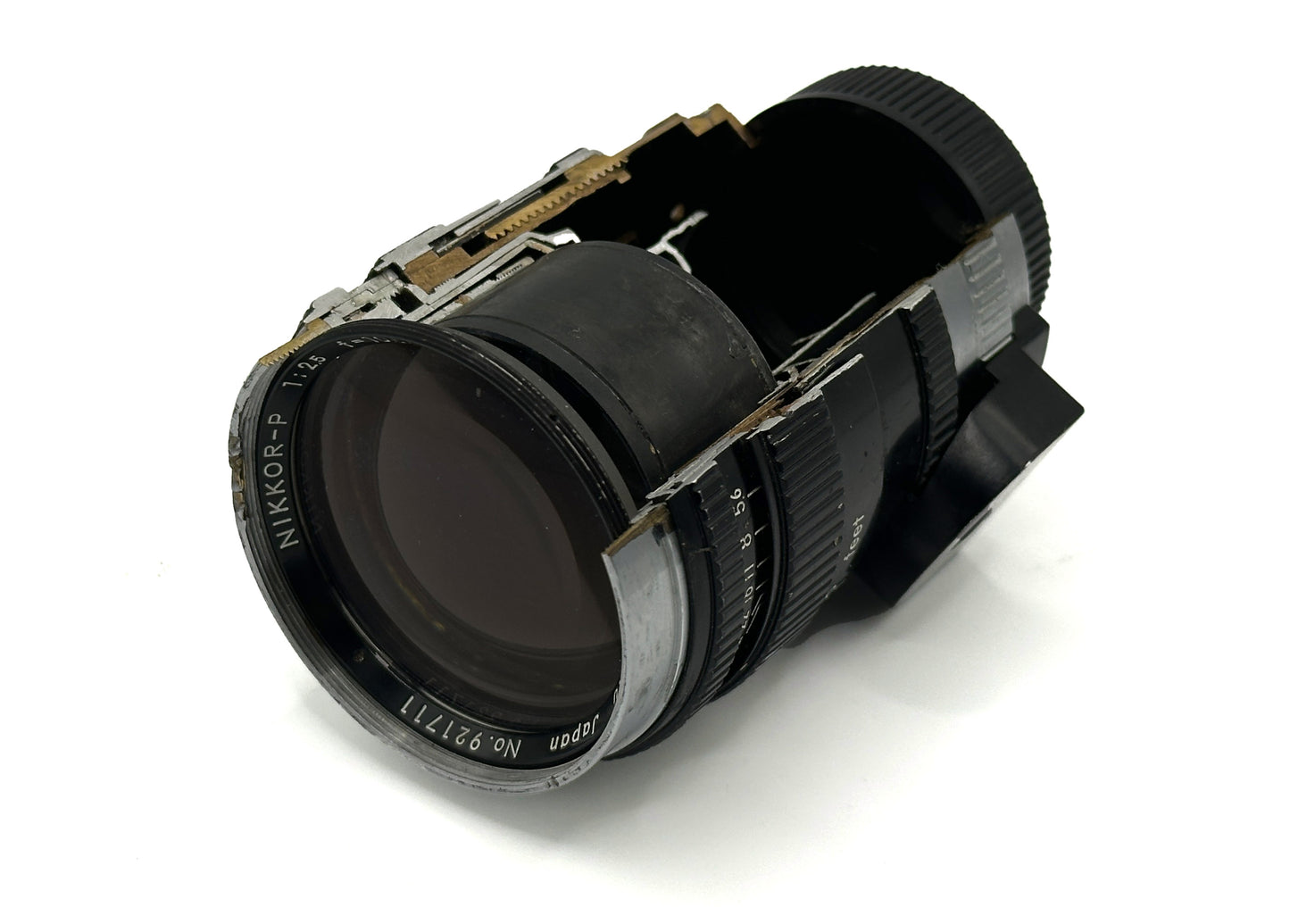 Nippon Nikkor-P 1:2.5/10.5cm cutaway model